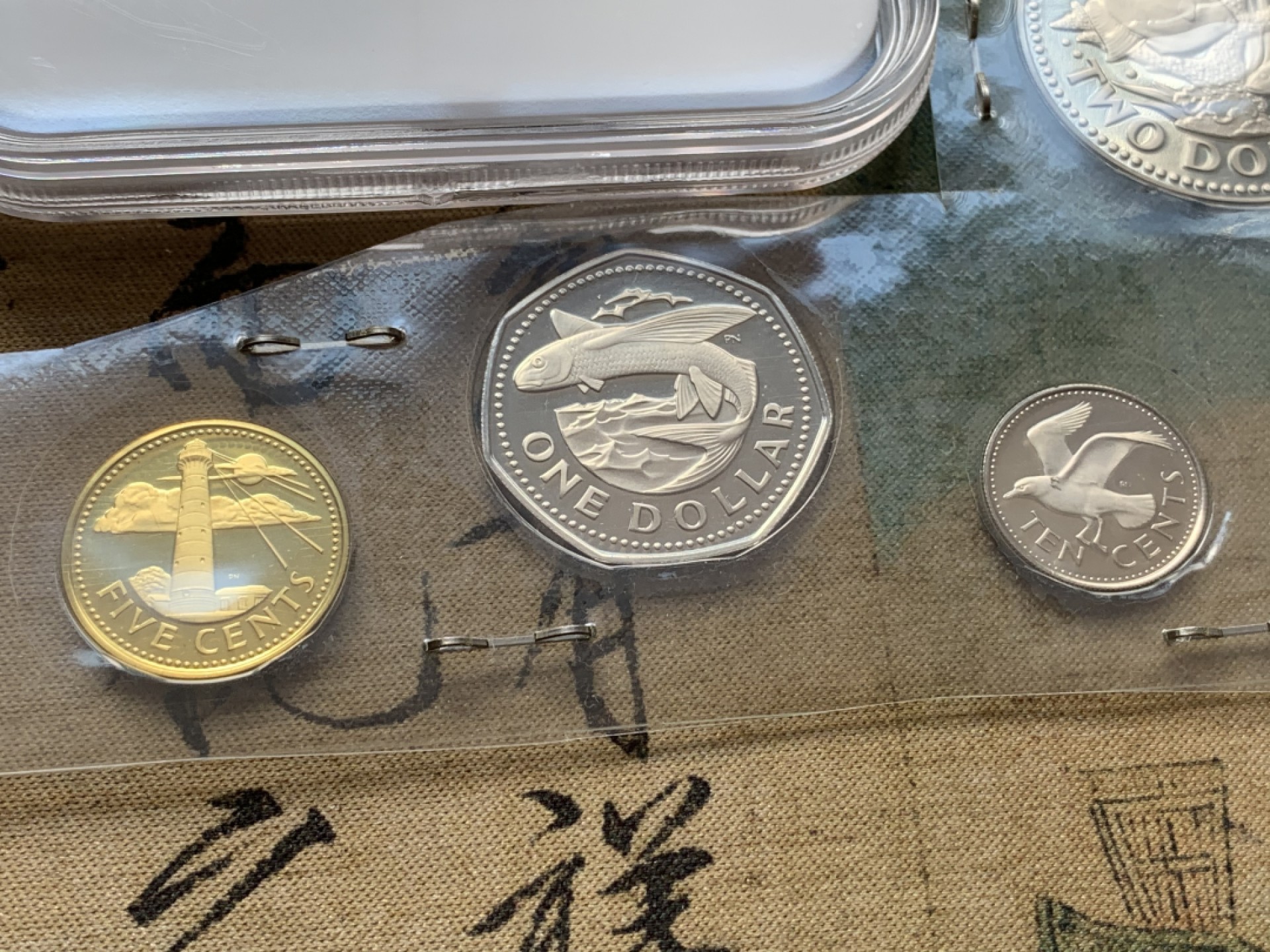 《竞宝斋》第69场-本周日，周一，周四.3场连拍（全场不限金额包邮） 1973年 巴巴多斯 8枚装 2枚银币 31.10+37.90 盒证全