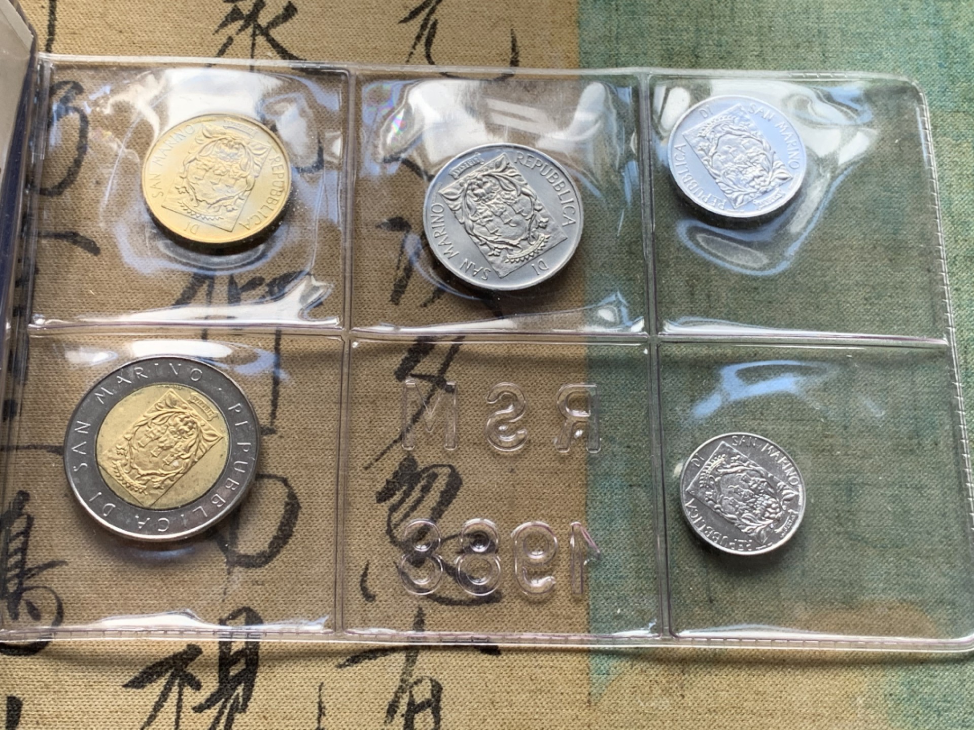 《竞宝斋》第69场-本周日，周一，周四.3场连拍（全场不限金额包邮） 圣马力诺1988年官方封装套币 最大一枚是银币