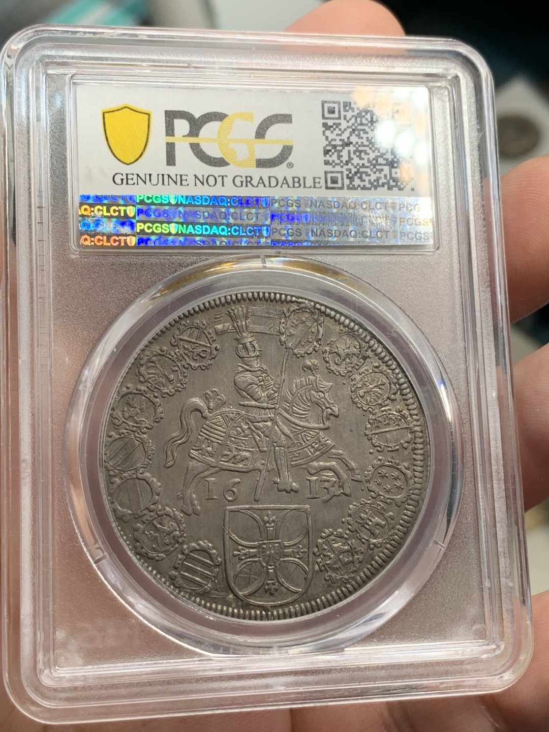 《竞宝斋》第69场-本周日，周一，周四.3场连拍（全场不限金额包邮） PCGS UNC 1613/2年条顿骑士团泰勒 大热品种，背面的骑士盾徽极美，铁灰色包浆，如果背面6点位置没有那两划 可惜了，高价品种
