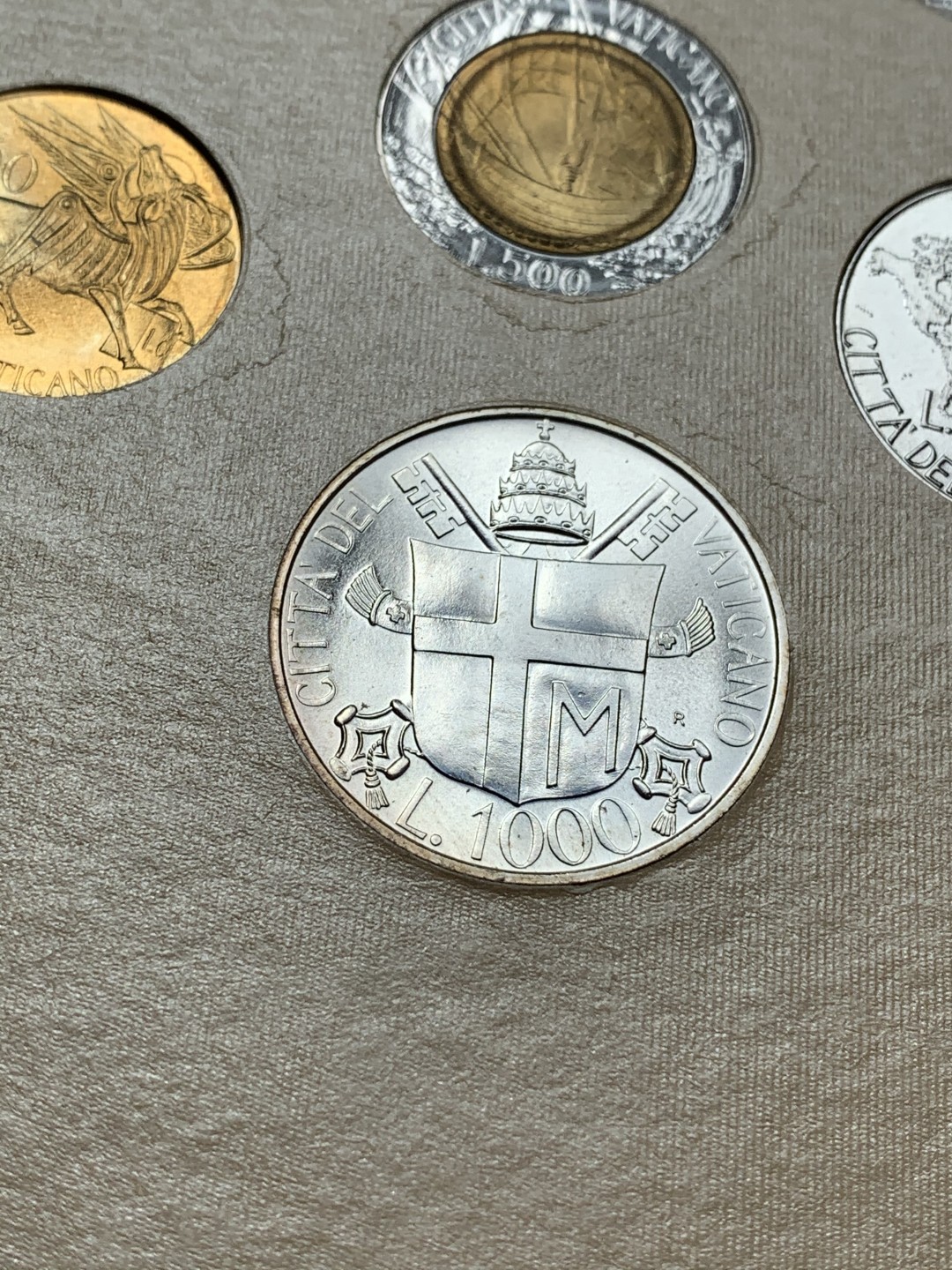 《竞宝斋》第69场-本周日，周一，周四.3场连拍（全场不限金额包邮） 梵蒂冈1985年原封套币 最大一枚是银币