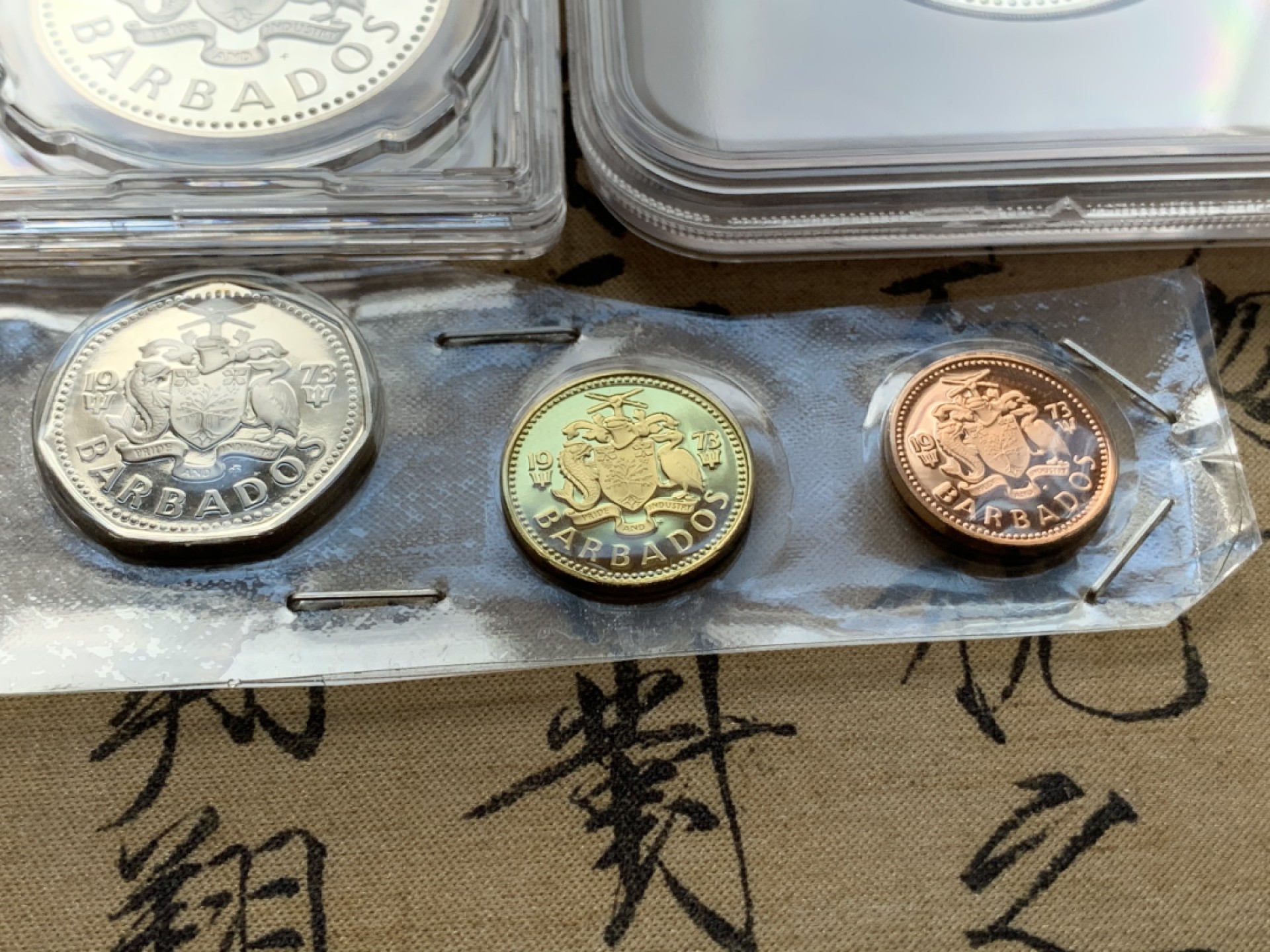 《竞宝斋》第69场-本周日，周一，周四.3场连拍（全场不限金额包邮） 1973年 巴巴多斯 8枚装 2枚银币 31.10+37.90 盒证全