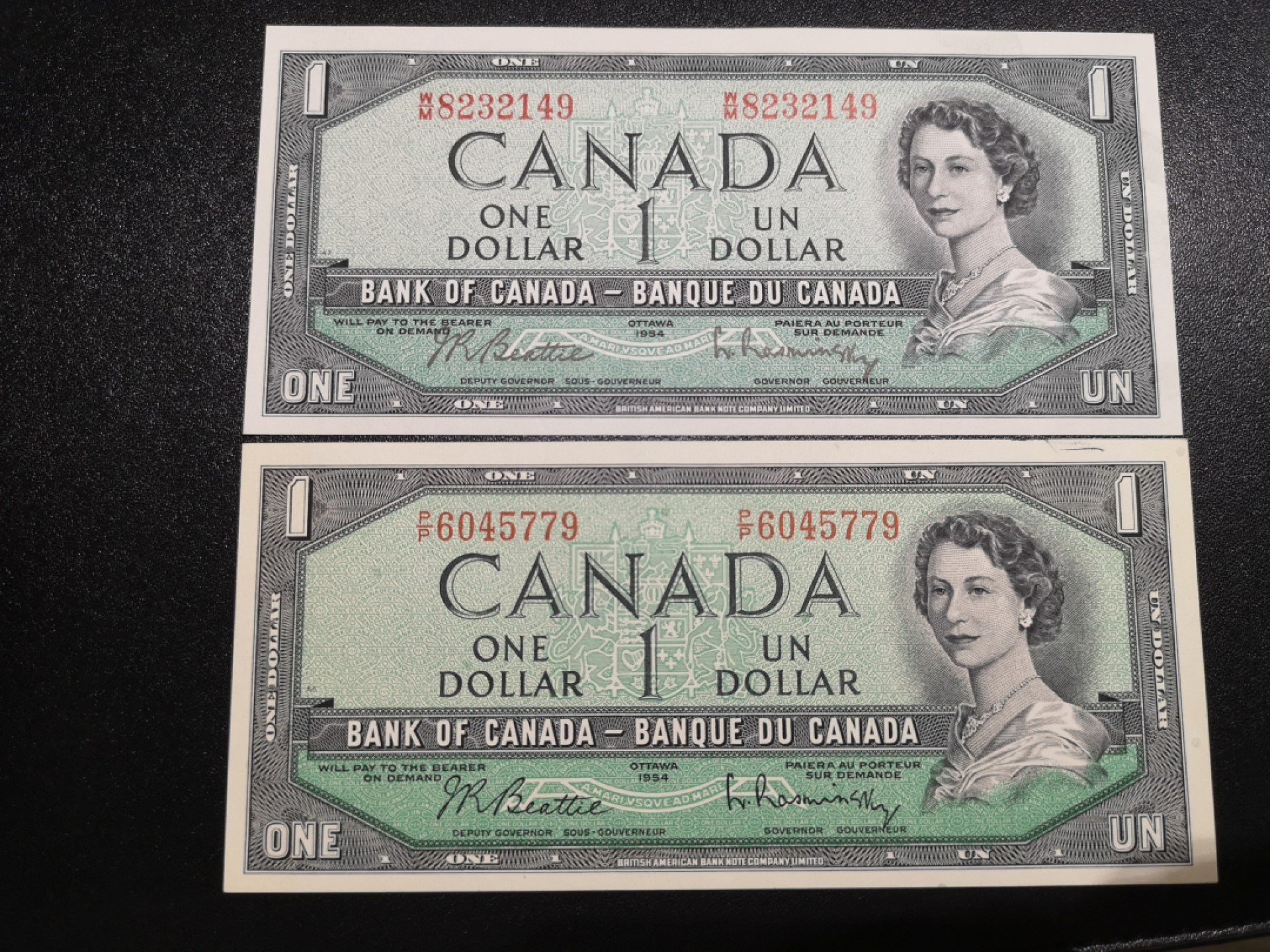 《外钞收藏家》第一百八十六期 1954年加拿大1元 两张 一张有压痕 一个有点油墨