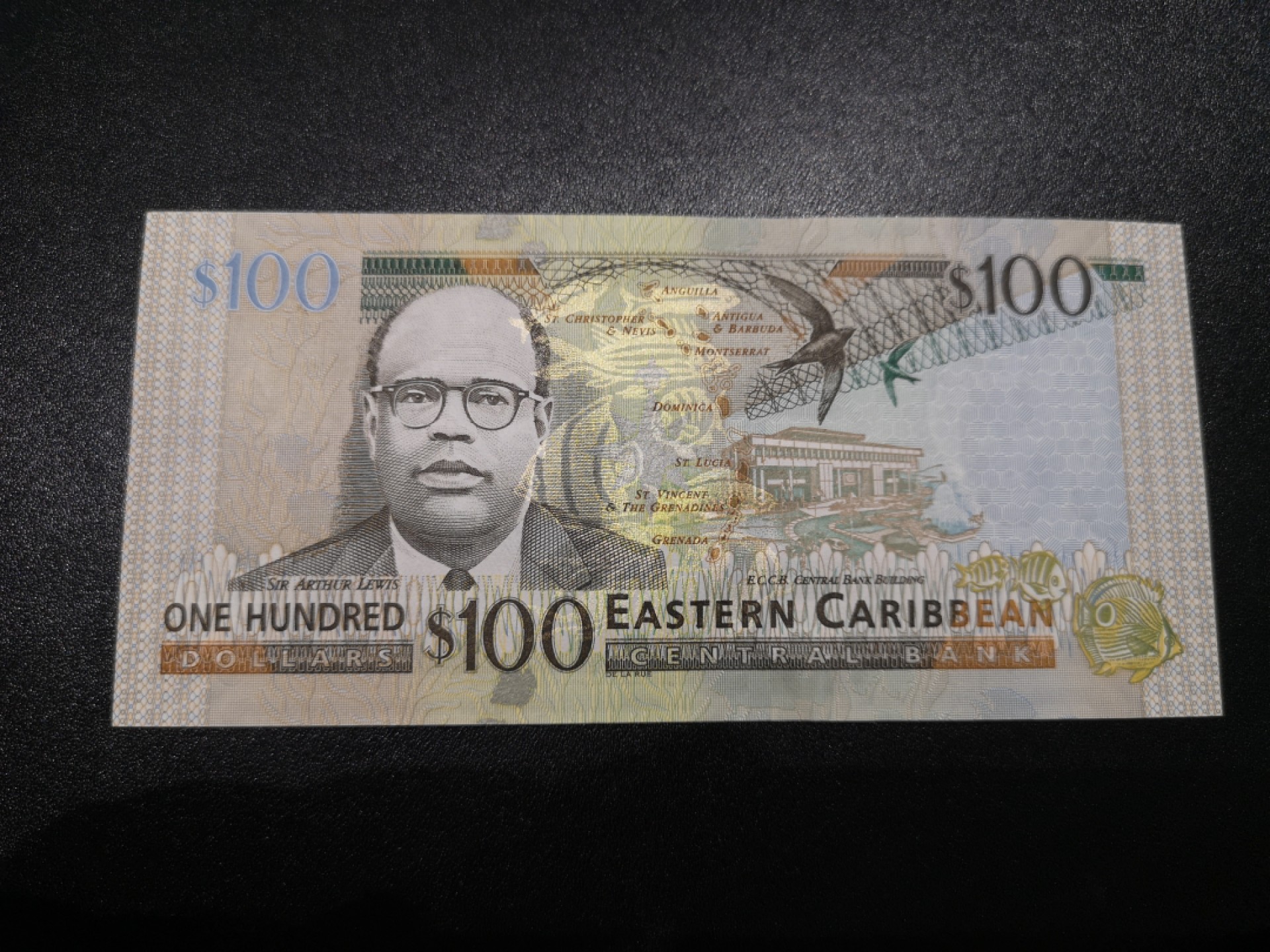 《外钞收藏家》第一百八十六期 东加勒比女王 100刀 全新UNC