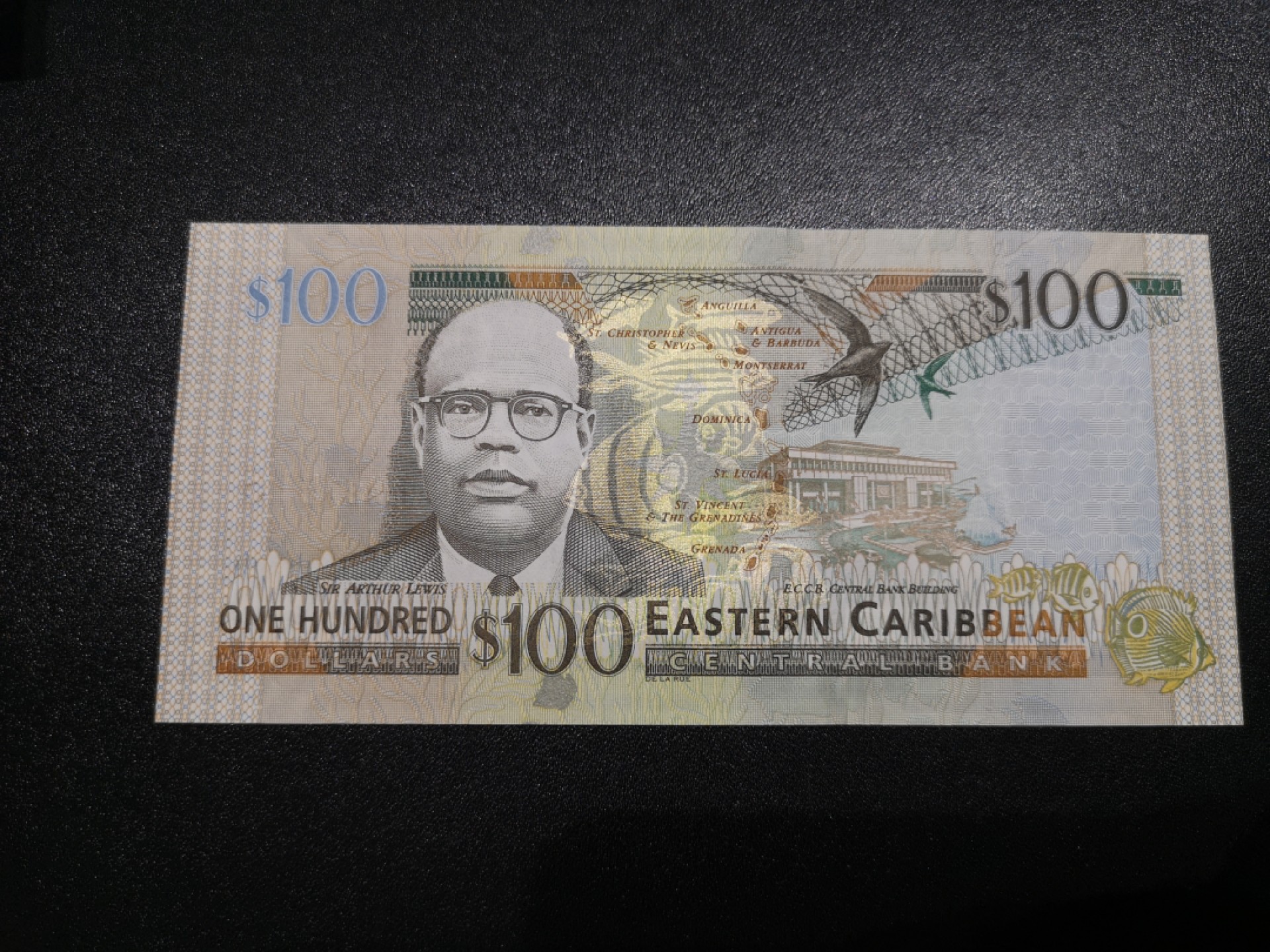 《外钞收藏家》第一百八十六期 东加勒比女王100刀 全新UNC