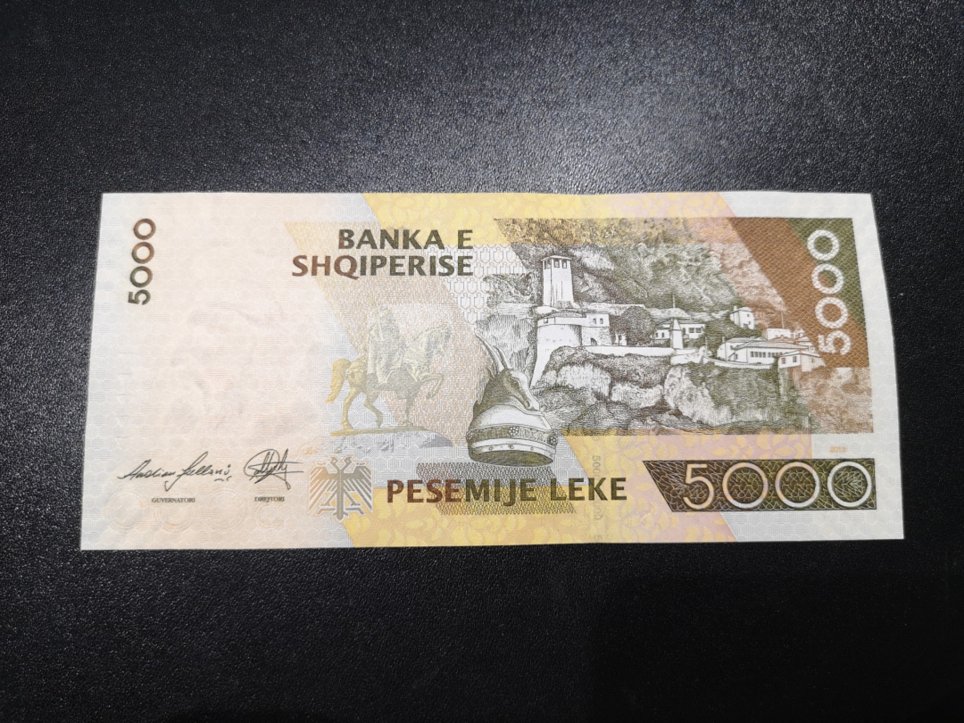 《外钞收藏家》第一百八十六期 2013年阿尔巴尼亚5000列克 全新UNC
