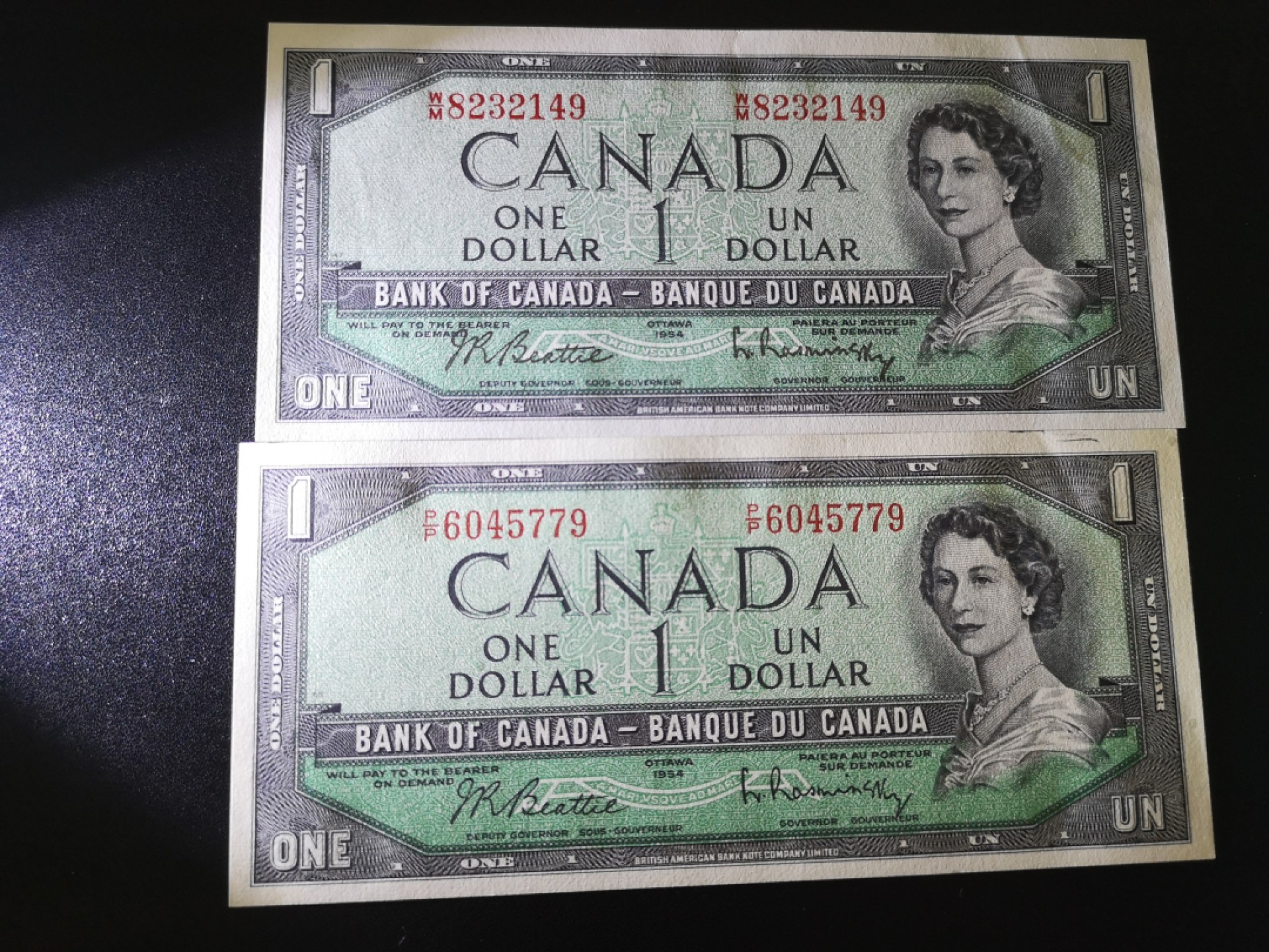 《外钞收藏家》第一百八十六期 1954年加拿大1元 两张 一张有压痕 一个有点油墨