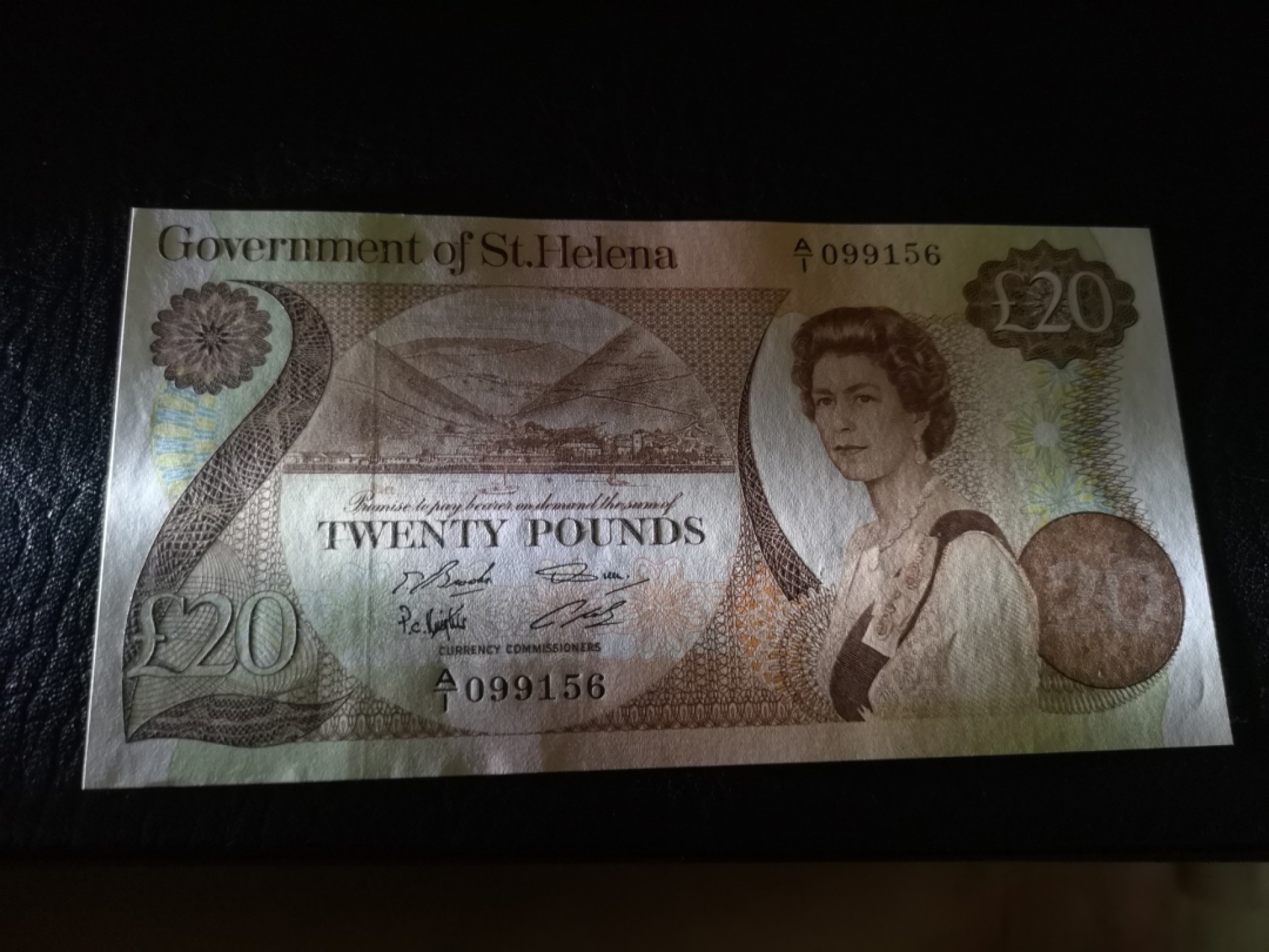《外钞收藏家》第一百八十六期 圣赫勒拿岛20镑 全新UNC A/1冠 无47