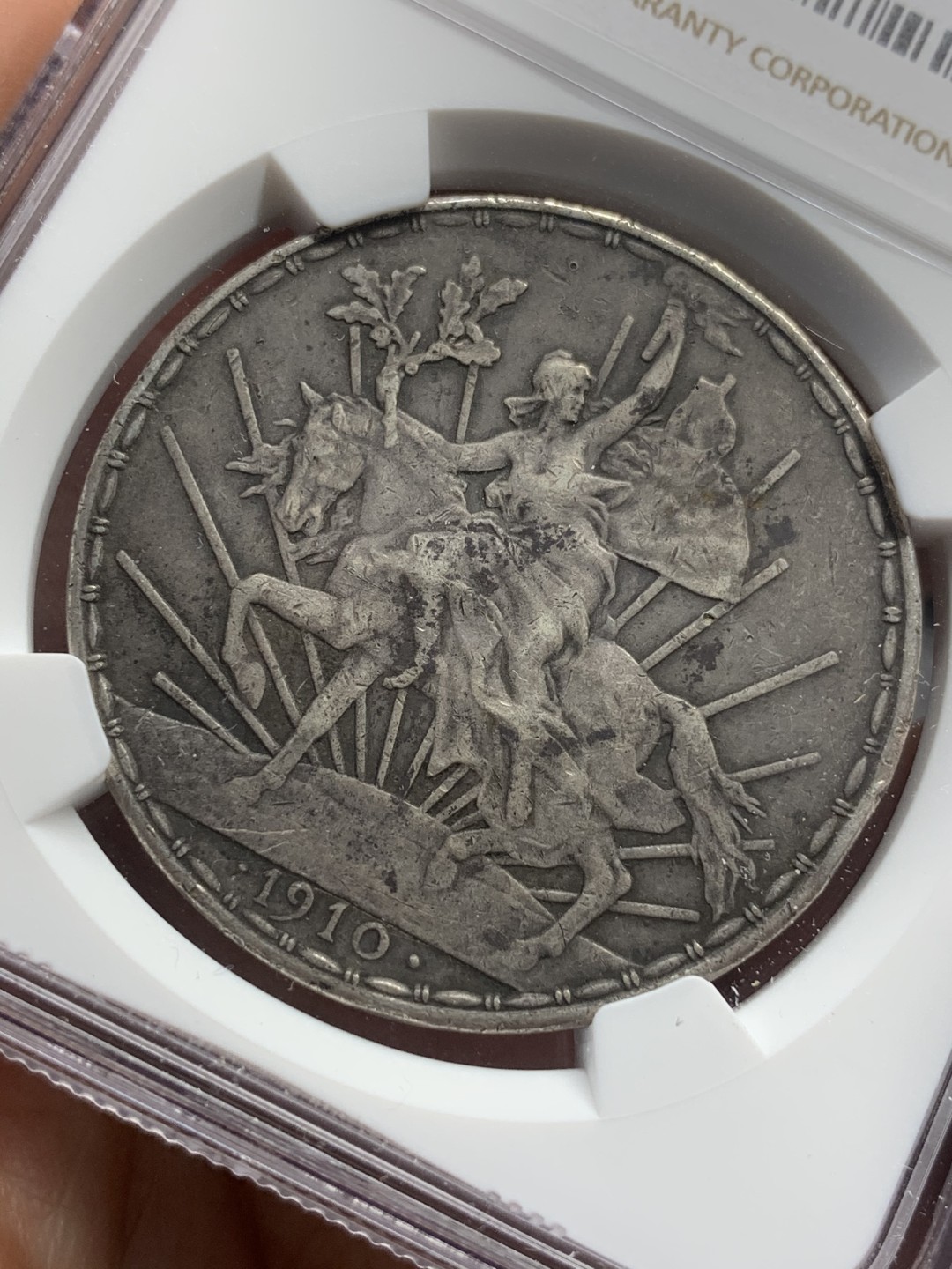 《竞宝斋》西.葡及其殖民地国家专场-第70场（全场不限金额包邮） NGC-XFD 墨西哥 热门品种 1910年骑马鹰洋 1比索 银币 原味包浆