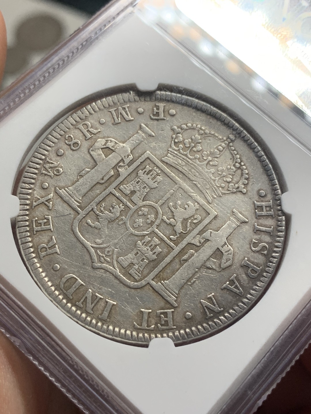 《竞宝斋》西.葡及其殖民地国家专场-第70场（全场不限金额包邮） NGC XF细节评级 墨西哥 卡三 1772年 8里亚尔 双柱银币，少见的首年份 倒FM版 头像、字口、背面的徽盾打的都很清楚。外拍在加个稳步提升，XFD的成交价在400-500刀左右