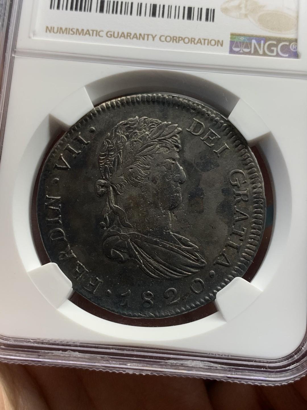 《竞宝斋》西.葡及其殖民地国家专场-第70场（全场不限金额包邮） NGC XF评级 五彩墨西哥 1820年 内战时期 费七 8里亚尔双柱银币 内战双柱外拍白币XFD一般在200美元左右，这枚细节满足AU要求 比较难得