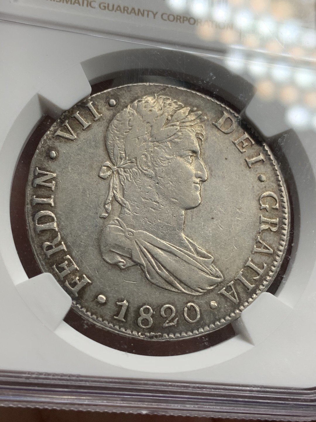 《竞宝斋》西.葡及其殖民地国家专场-第70场（全场不限金额包邮） NGC XF45 少见版危地马拉 1820年 费七 8里亚尔双柱银币 细节好，光度佳 这个状态给45屈才了！背面特别好