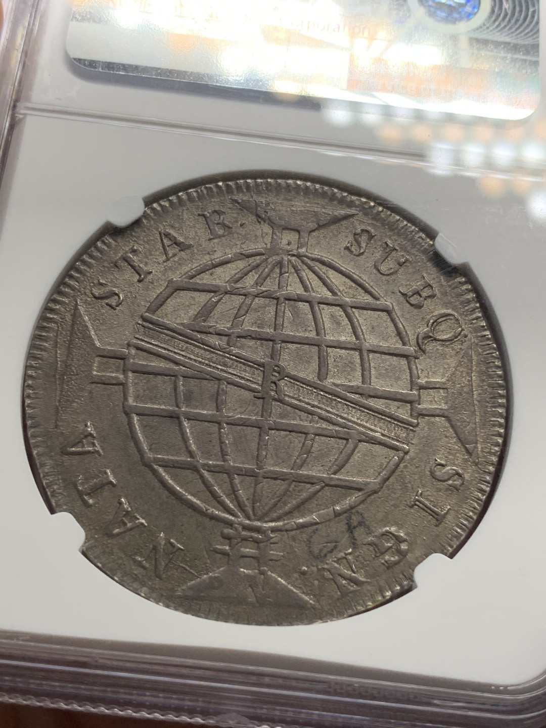 《竞宝斋》西.葡及其殖民地国家专场-第70场（全场不限金额包邮） NGC- AU58 葡属巴西 1813年R版 960R大银币原光  状态好 双面深打 币胚为双柱银币