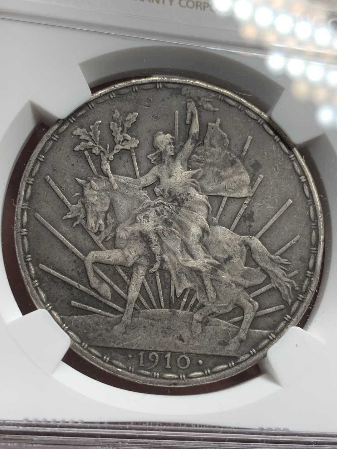 《竞宝斋》西.葡及其殖民地国家专场-第70场（全场不限金额包邮） NGC-XFD 墨西哥 热门品种 1910年骑马鹰洋 1比索 银币 原味包浆