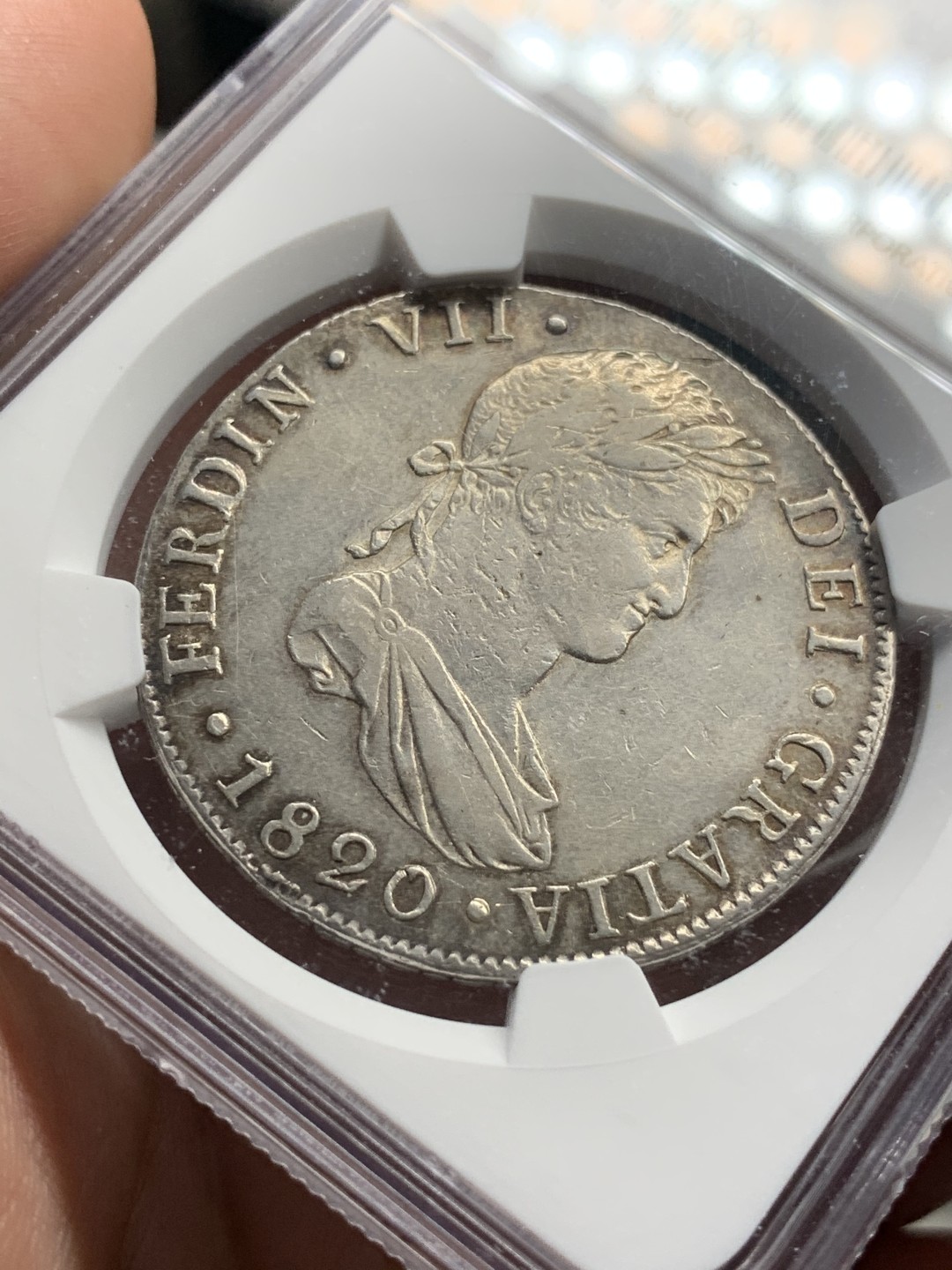 《竞宝斋》西.葡及其殖民地国家专场-第70场（全场不限金额包邮） NGC XF45 少见版危地马拉 1820年 费七 8里亚尔双柱银币 细节好，光度佳 这个状态给45屈才了！背面特别好