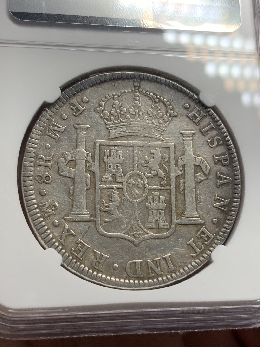 《竞宝斋》西.葡及其殖民地国家专场-第70场（全场不限金额包邮） NGC XF细节评级 墨西哥 卡三 1772年 8里亚尔 双柱银币，少见的首年份 倒FM版 头像、字口、背面的徽盾打的都很清楚。外拍在加个稳步提升，XFD的成交价在400-500刀左右