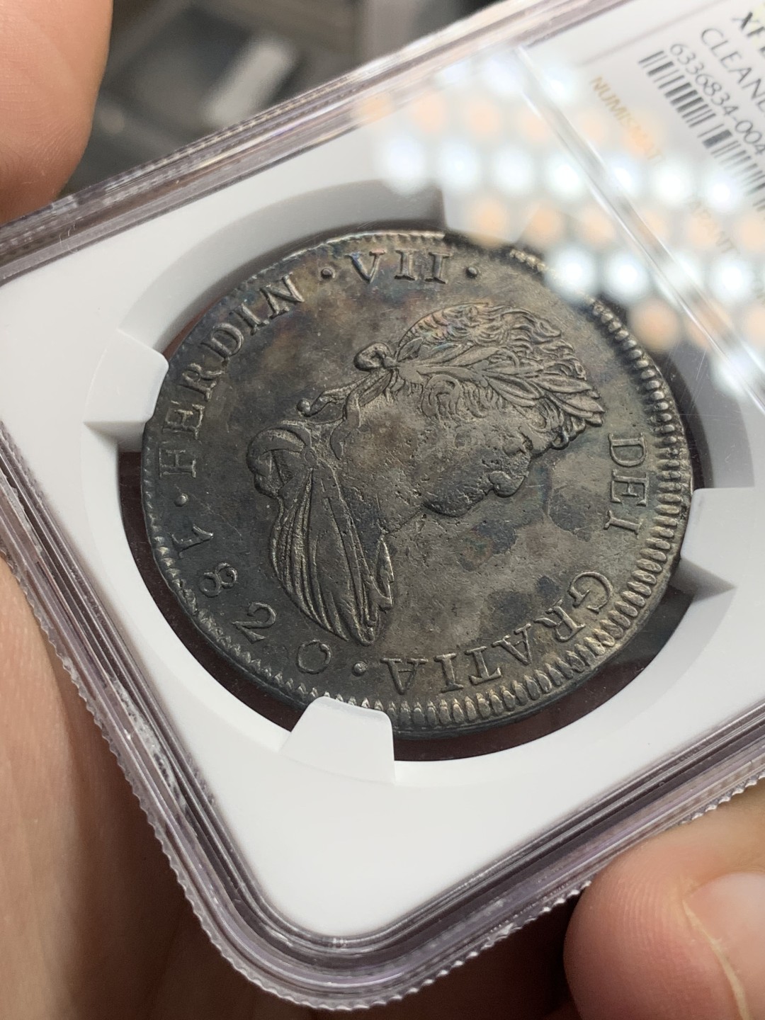 《竞宝斋》西.葡及其殖民地国家专场-第70场（全场不限金额包邮） NGC XF评级 五彩墨西哥 1820年 内战时期 费七 8里亚尔双柱银币 内战双柱外拍白币XFD一般在200美元左右，这枚细节满足AU要求 比较难得