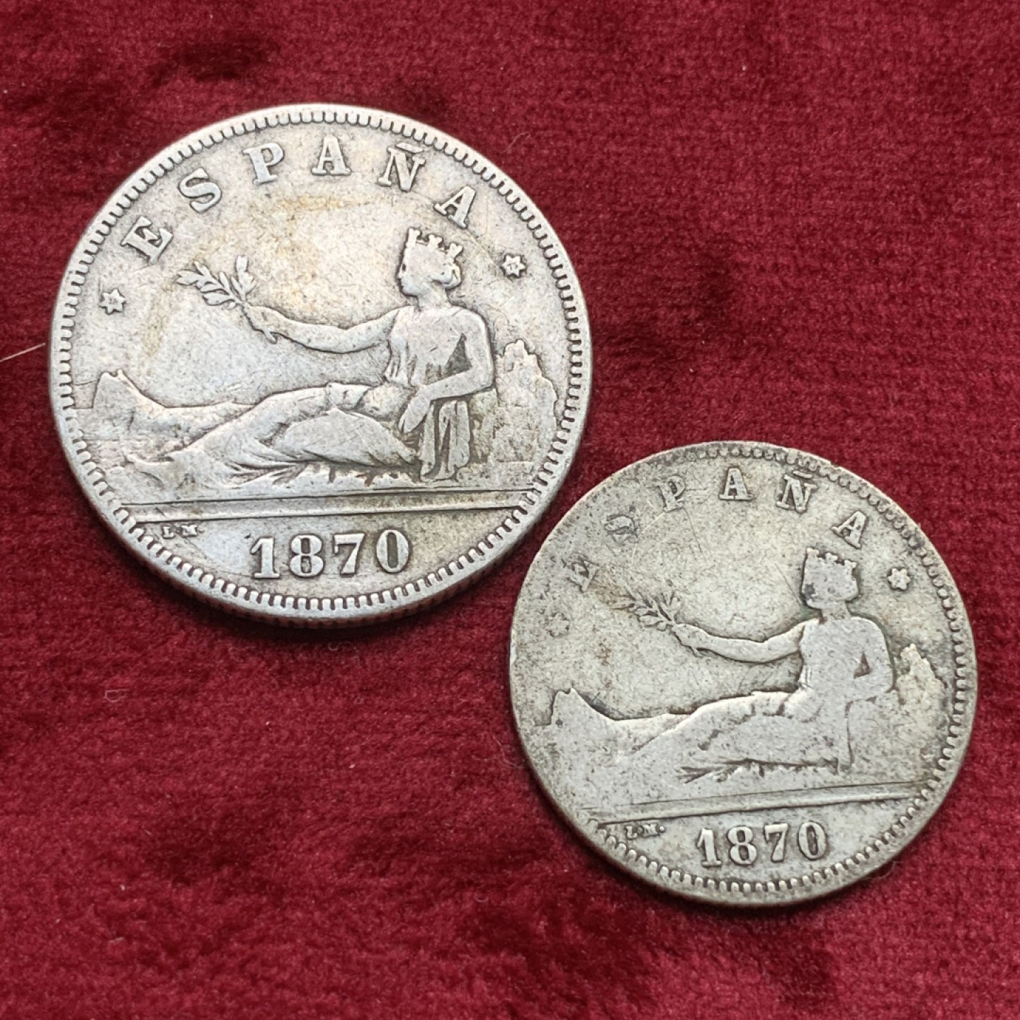 《竞宝斋》西.葡及其殖民地国家专场-第70场（全场不限金额包邮） （2枚一组）少见 西班牙 1870年 拿花 比塞塔银币2枚（1枚为1比塞塔，一枚为2比塞塔）比主币少见很多，书价奇高