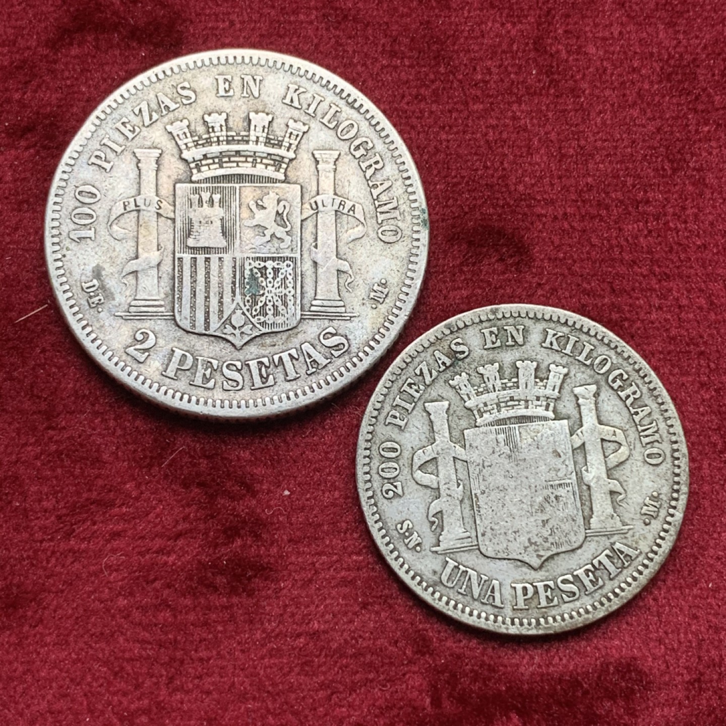 《竞宝斋》西.葡及其殖民地国家专场-第70场（全场不限金额包邮） （2枚一组）少见 西班牙 1870年 拿花 比塞塔银币2枚（1枚为1比塞塔，一枚为2比塞塔）比主币少见很多，书价奇高