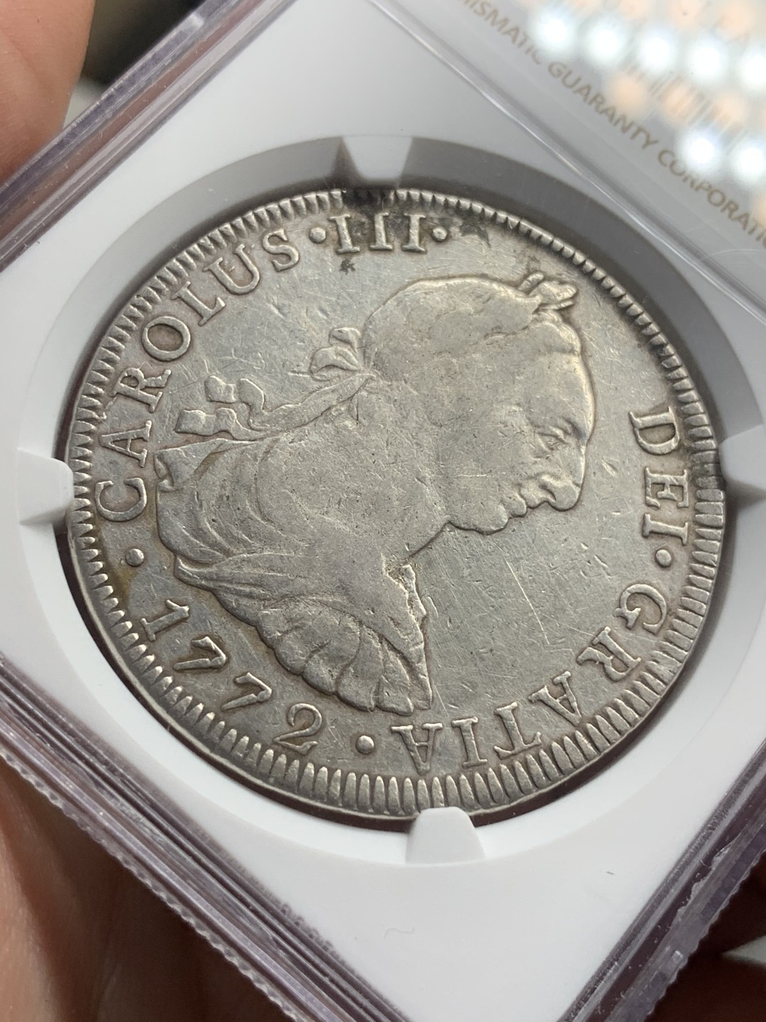 《竞宝斋》西.葡及其殖民地国家专场-第70场（全场不限金额包邮） NGC XF细节评级 墨西哥 卡三 1772年 8里亚尔 双柱银币，少见的首年份 倒FM版 头像、字口、背面的徽盾打的都很清楚。外拍在加个稳步提升，XFD的成交价在400-500刀左右