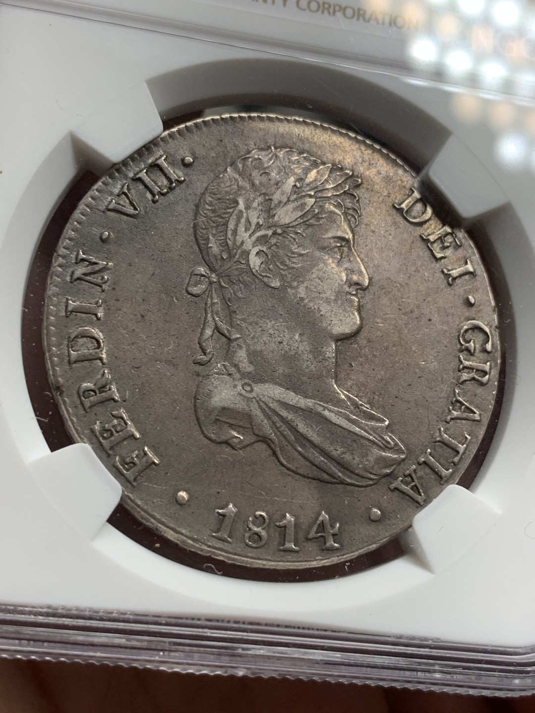 《竞宝斋》西.葡及其殖民地国家专场-第70场（全场不限金额包邮） NGC-Au50 秘鲁双柱 费迪南七世 1814年 8里亚尔银币 酱彩老包浆 状态好 喜欢