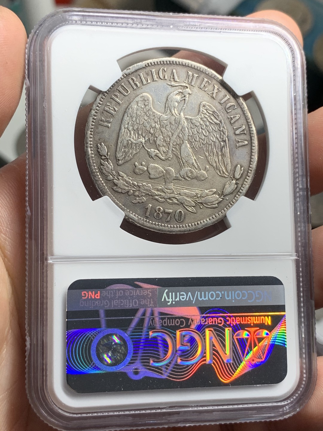 《竞宝斋》西.葡及其殖民地国家专场-第70场（全场不限金额包邮） NGC-XFD 墨西哥天平鹰洋 1870年 1比索 小A版 银币  少见的OA厂 天平