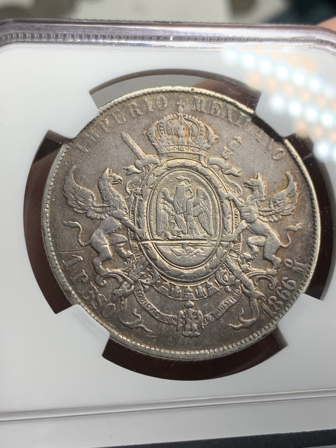 《竞宝斋》西.葡及其殖民地国家专场-第70场（全场不限金额包邮） NGC-VFD 墨西哥第二帝国 马西米连 1866年 1比索 悲壮皇帝 高价品种 总体挺不错 细节见图