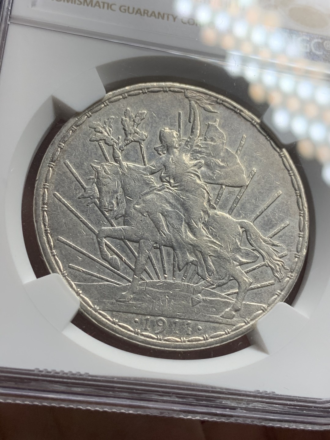 《竞宝斋》西.葡及其殖民地国家专场-第70场（全场不限金额包邮） NGC-XFD 墨西哥骑马鹰洋 1911年 1比索银币 热门的骑马鹰洋 当个品种 合适