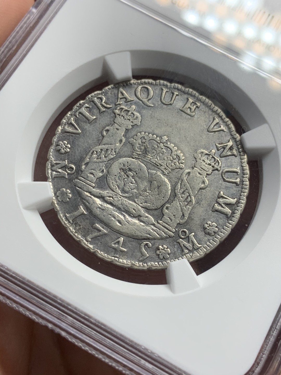 《竞宝斋》西.葡及其殖民地国家专场-第70场（全场不限金额包邮） NGC 评级 墨西哥 1745年 菲利普五世4R 地球双柱银币 细节好给的VF 太低