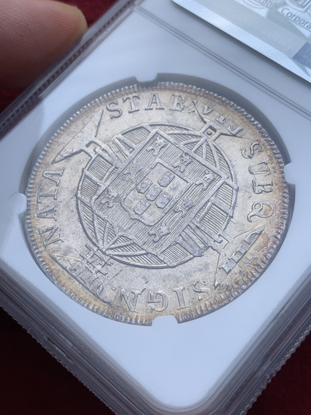 《竞宝斋》西.葡及其殖民地国家专场-第70场（全场不限金额包邮） 名誉品加盖 NGC-MS61 1821年葡属巴西R版960瑞斯 加盖于名誉品1820年智利火山比索上，双面金色包浆 非常难得品相