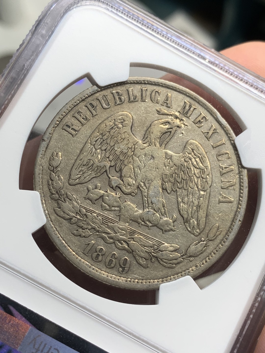 《竞宝斋》西.葡及其殖民地国家专场-第70场（全场不限金额包邮） NGC-XFD  墨西哥天平鹰洋 1869首年版 1比索 墨西哥厂 非常少  目前天平大热门 难得一见的天平  