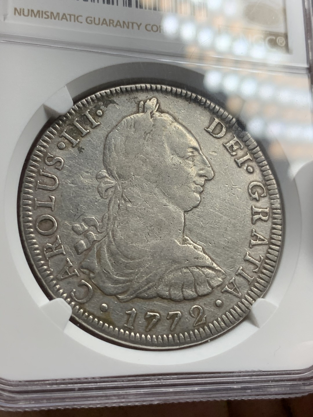 《竞宝斋》西.葡及其殖民地国家专场-第70场（全场不限金额包邮） NGC XF细节评级 墨西哥 卡三 1772年 8里亚尔 双柱银币，少见的首年份 倒FM版 头像、字口、背面的徽盾打的都很清楚。外拍在加个稳步提升，XFD的成交价在400-500刀左右