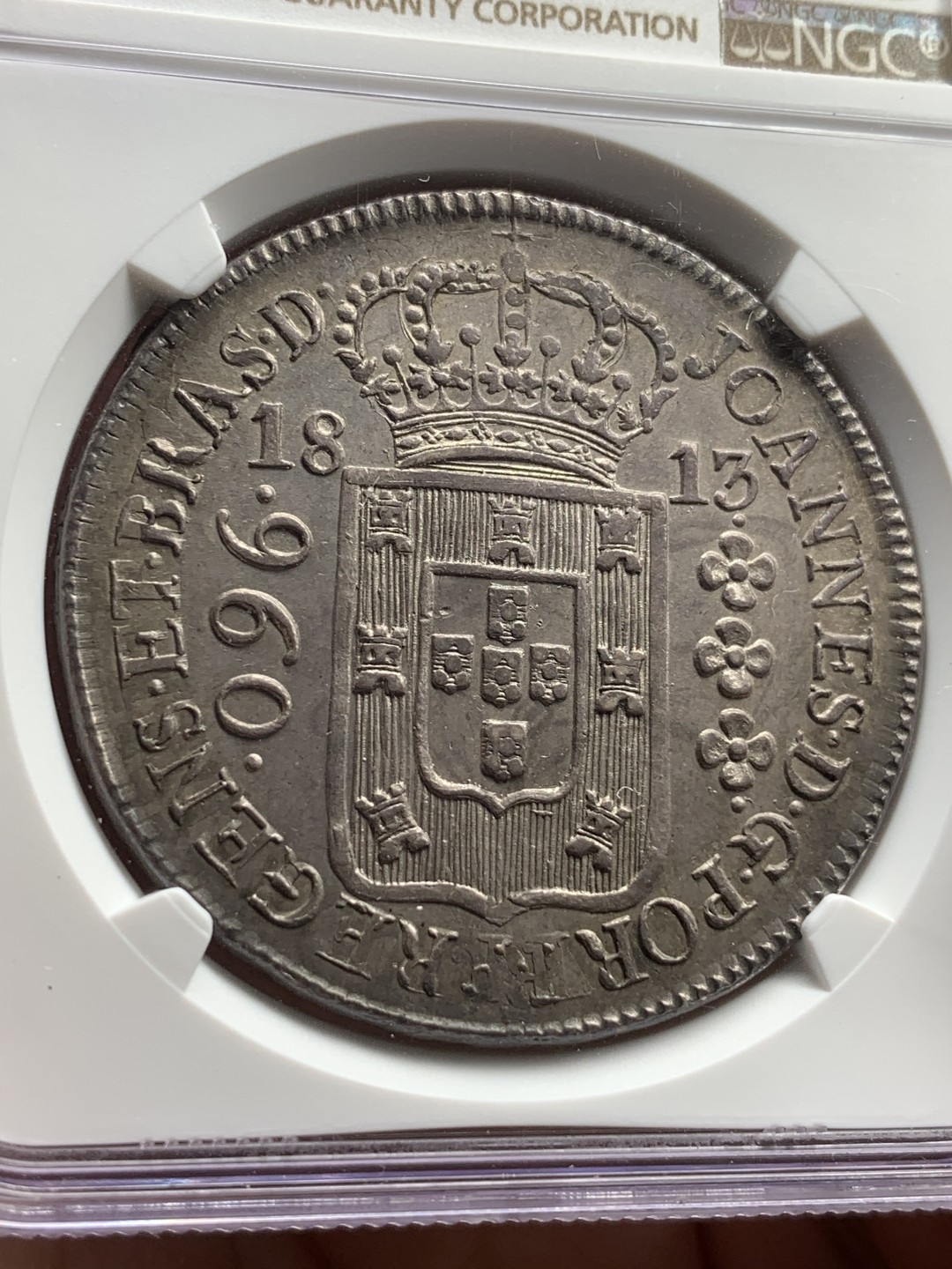 《竞宝斋》西.葡及其殖民地国家专场-第70场（全场不限金额包邮） NGC- AU58 葡属巴西 1813年R版 960R大银币原光  状态好 双面深打 币胚为双柱银币