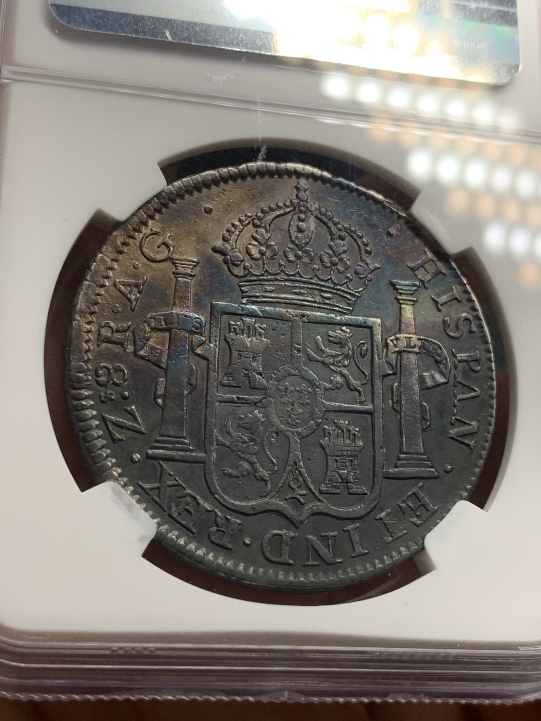 《竞宝斋》西.葡及其殖民地国家专场-第70场（全场不限金额包邮） NGC XF评级 五彩墨西哥 1820年 内战时期 费七 8里亚尔双柱银币 内战双柱外拍白币XFD一般在200美元左右，这枚细节满足AU要求 比较难得