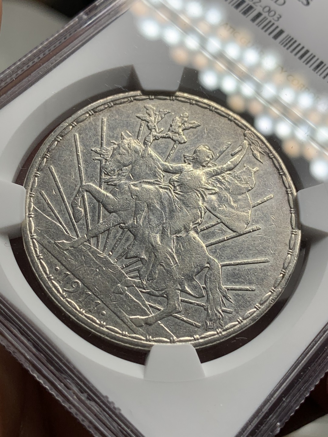 《竞宝斋》西.葡及其殖民地国家专场-第70场（全场不限金额包邮） NGC-XFD 墨西哥骑马鹰洋 1911年 1比索银币 热门的骑马鹰洋 当个品种 合适