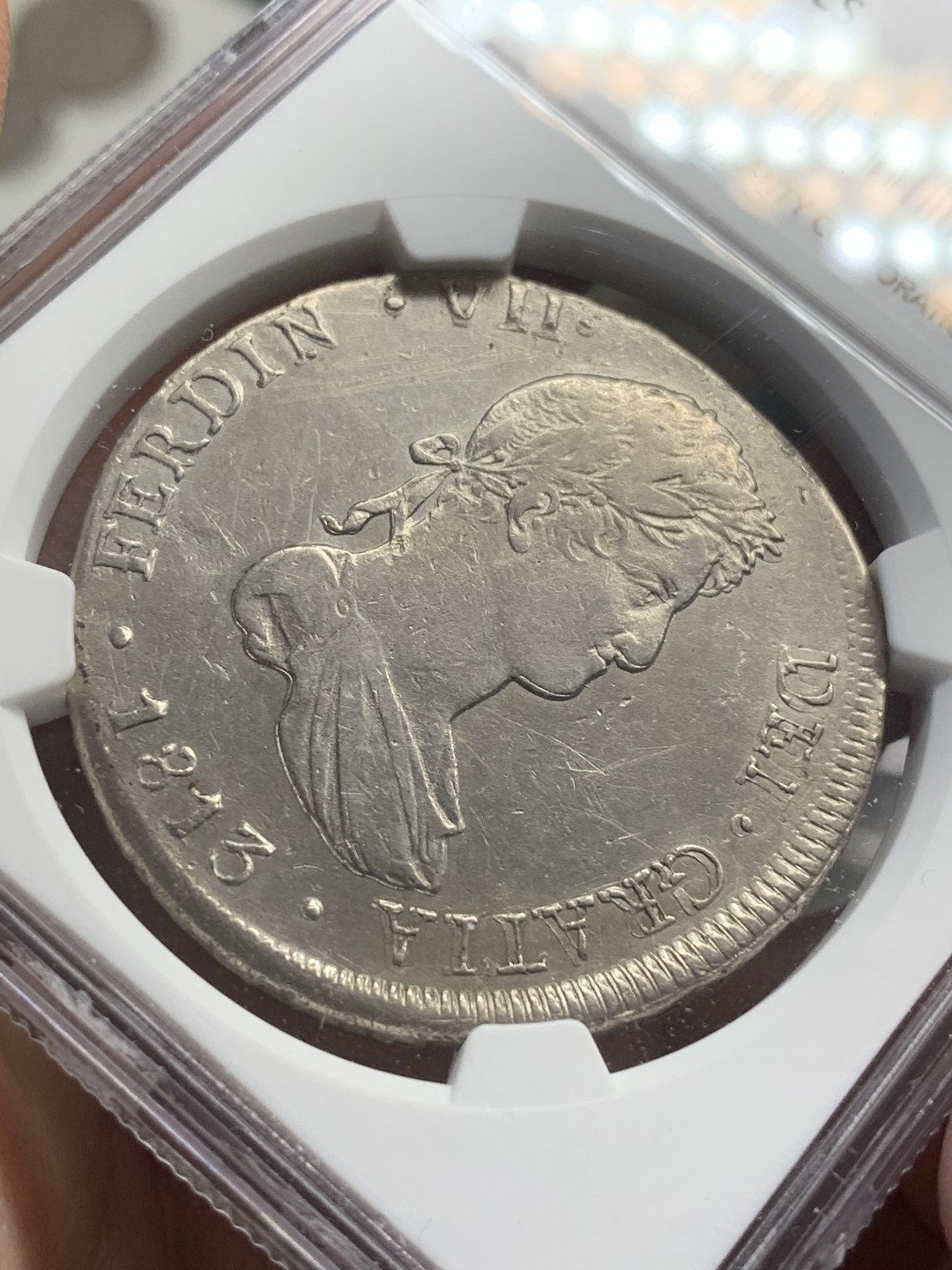 《竞宝斋》西.葡及其殖民地国家专场-第70场（全场不限金额包邮） NGC-XFD 秘鲁 费迪南七世 1813年8里亚尔 双柱大银币 细节好 性价比不错