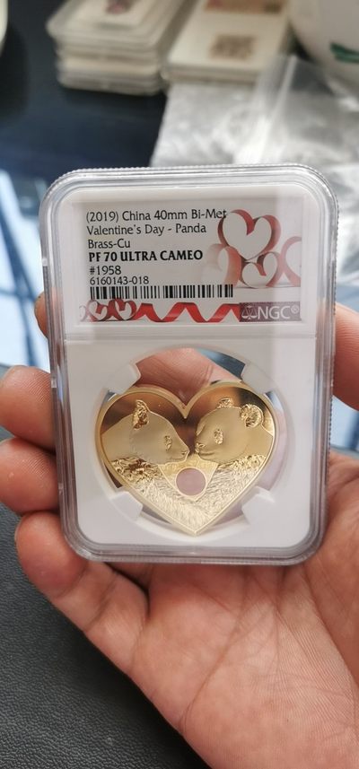 像章.纪念章.金银章系列专场.（1）全场自动结拍 - 情人节心形镀金纪念章.直径32厘米.NGC PF70.带包装盒