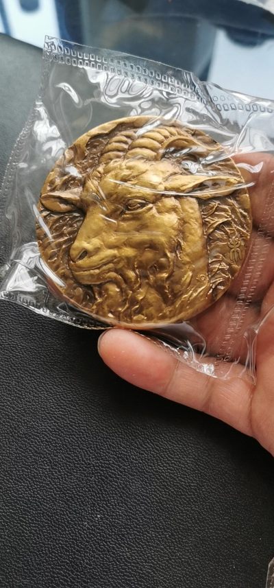 综合藏品场.喜欢出价就得！无套路无托.诚信惠友交友！自动快拍. 领头羊大铜章.直径60mm.上海造币.带证书编号无四七随机发