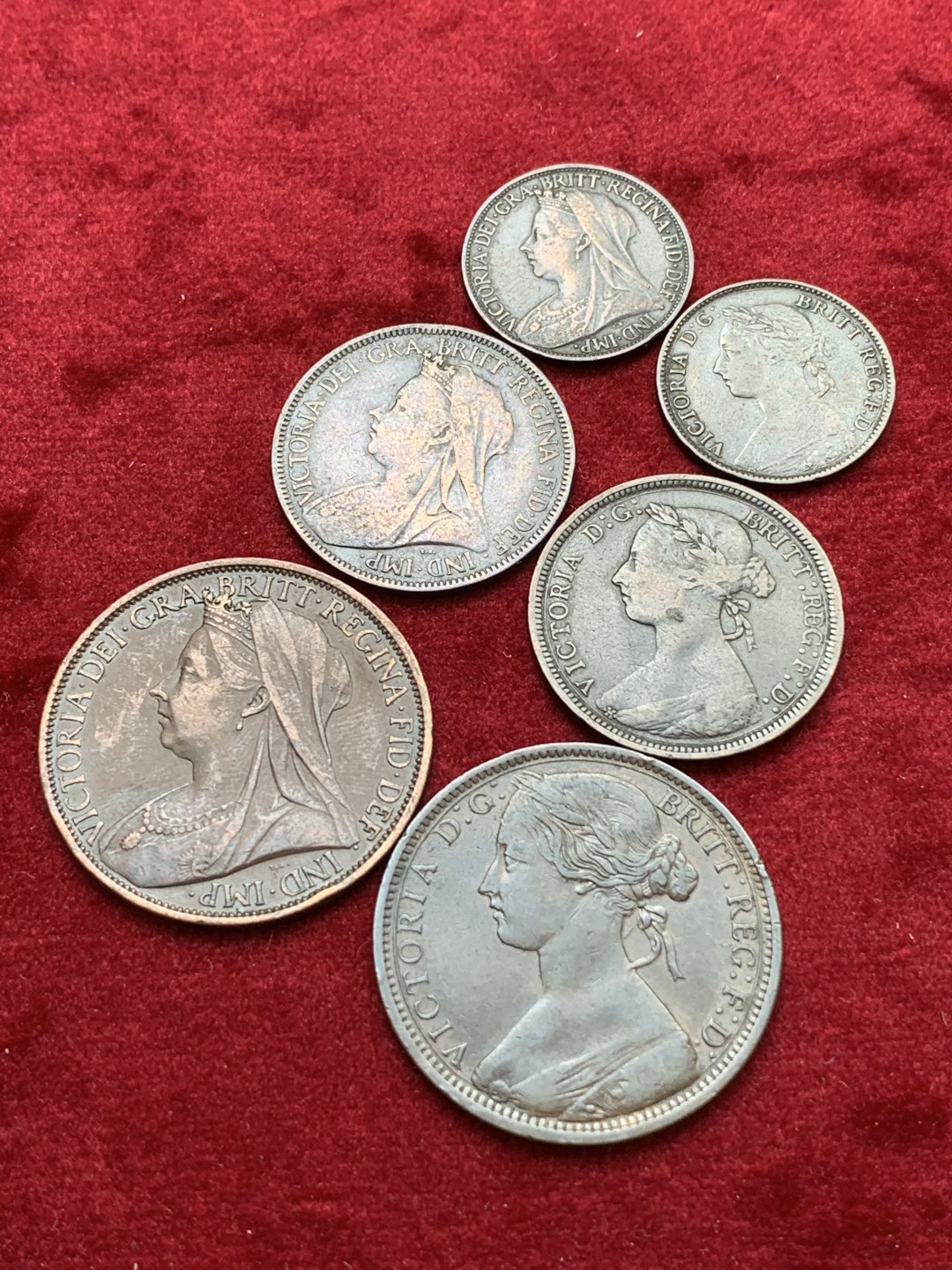 《竞宝斋》第71场-本周日，周一2场连拍（全场不限金额包邮） 英国维多利亚女王时期1862-1900年青年/披纱两版1法新、1/2便士、1便士三铜板2套6枚 裸币佳品