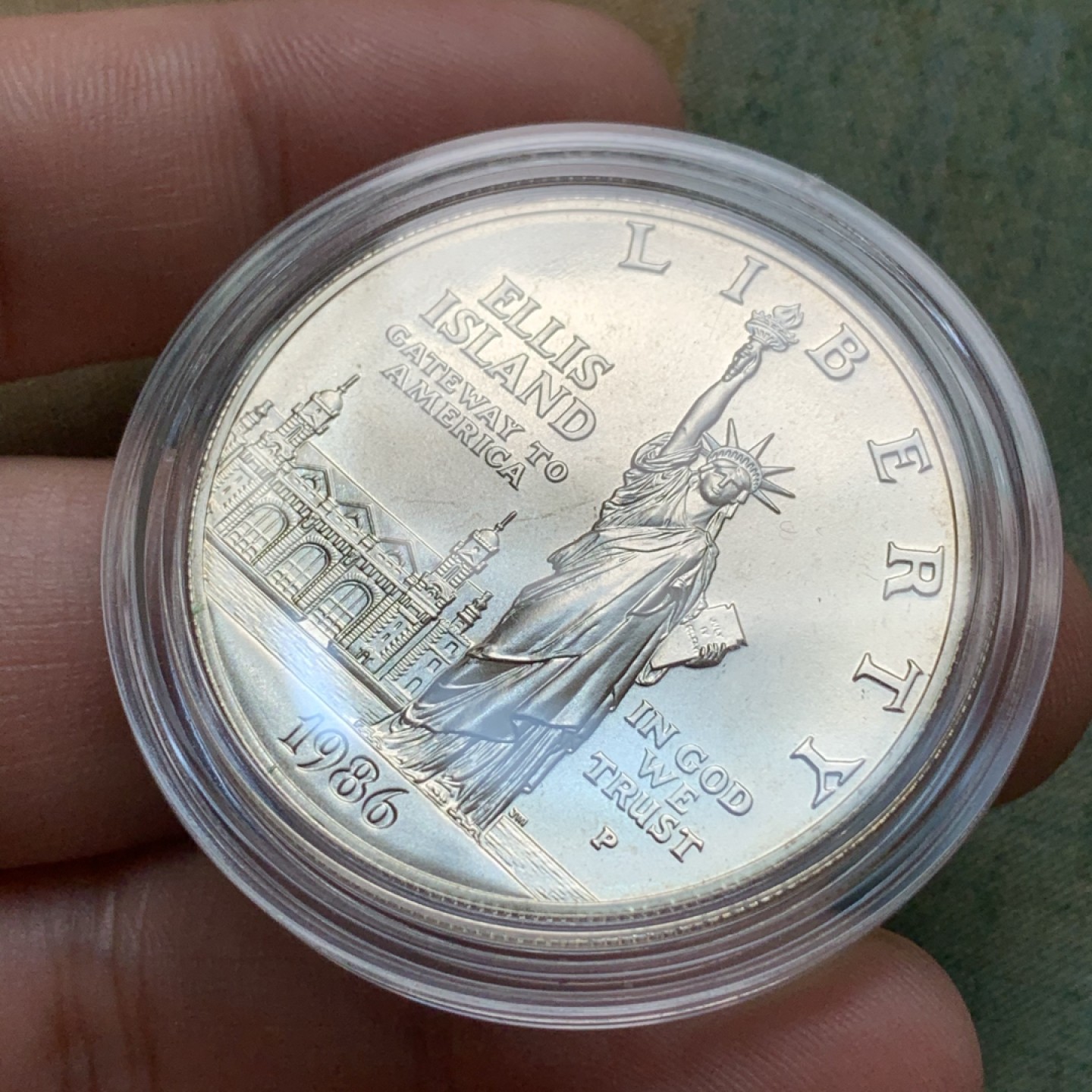 《竞宝斋》第71场-本周日，周一2场连拍（全场不限金额包邮） MS级别完美品 美国 1986年 自由女神精神一美元半美元 造币厂原盒原证套币  包含一银一镍两枚 币的底板状态完美 无氧化白斑等缺陷 盒子里里外外保存完好 证书齐全