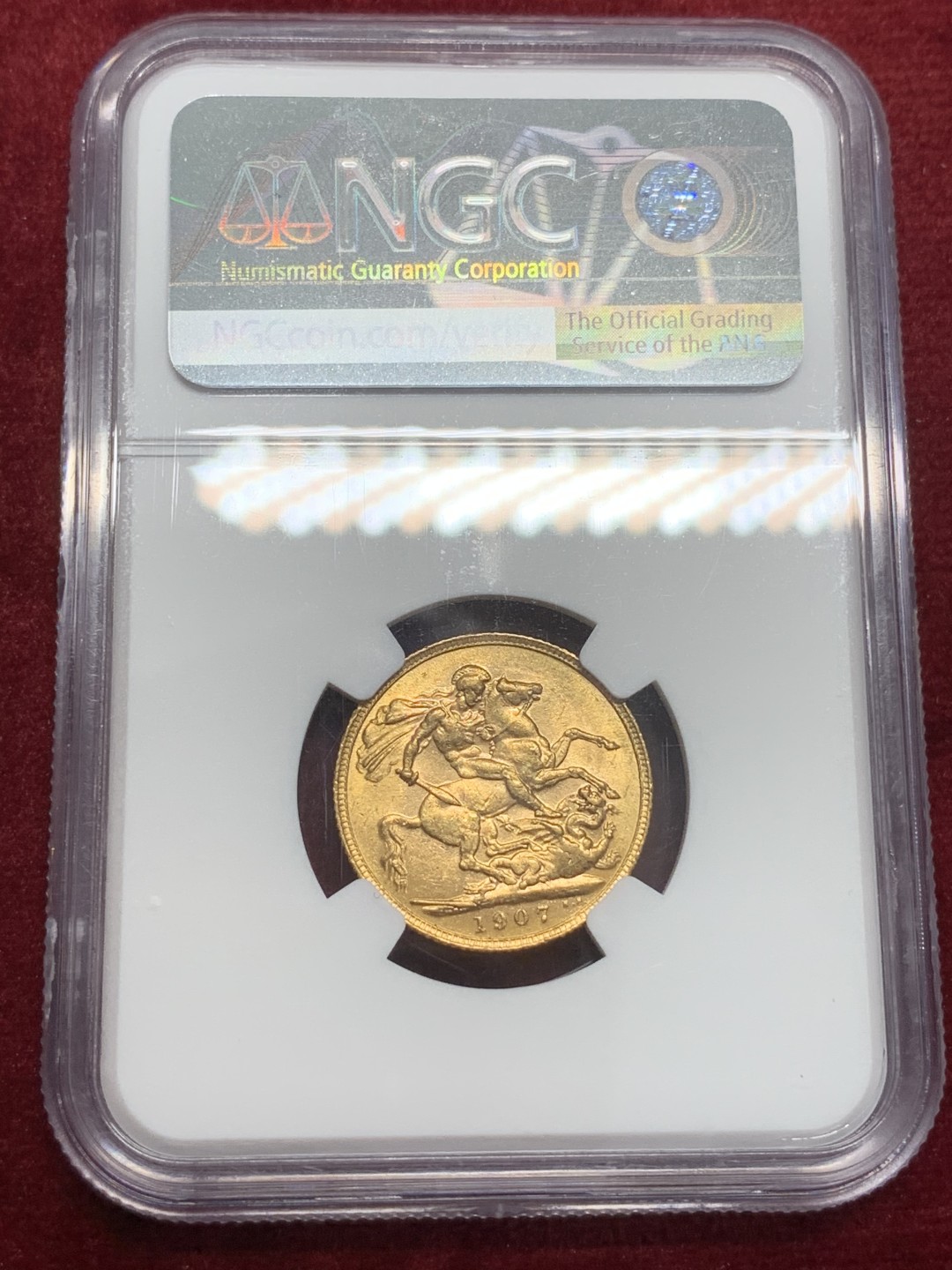 《竞宝斋》第71场-本周日，周一2场连拍（全场不限金额包邮） NGC MS61英国 1907年 爱德华七世马剑 1索维林金币 8克 细节不错 上涨品种