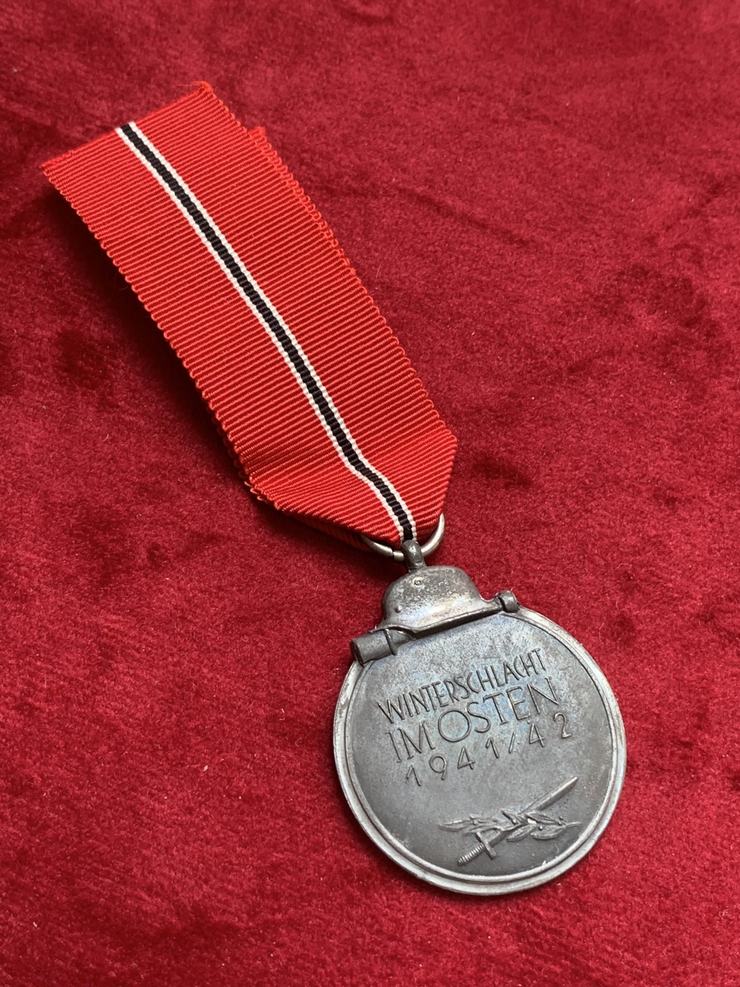 《竞宝斋》第71场-本周日，周一2场连拍（全场不限金额包邮） 1941-1942年 德国东部战区锌章银盔 章为锌材质  品相特别好