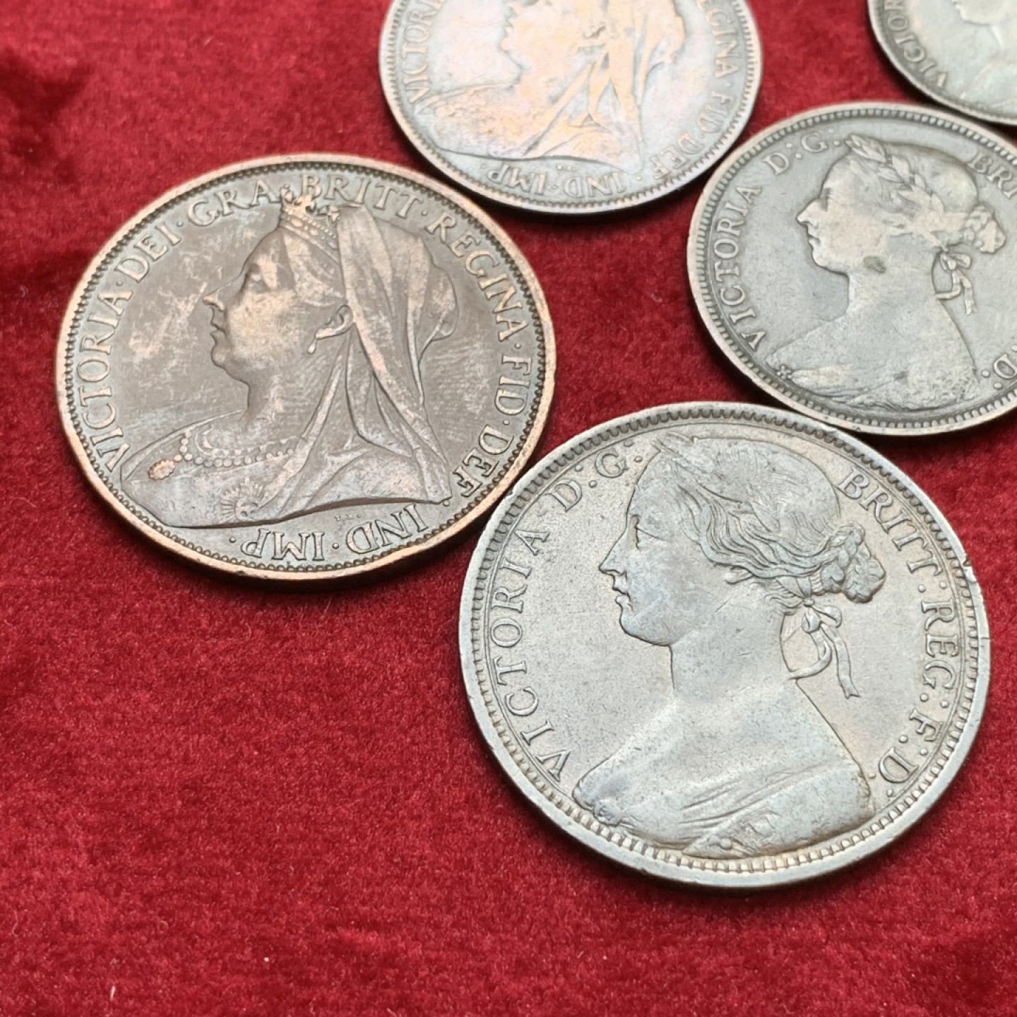 《竞宝斋》第71场-本周日，周一2场连拍（全场不限金额包邮） 英国维多利亚女王时期1862-1900年青年/披纱两版1法新、1/2便士、1便士三铜板2套6枚 裸币佳品