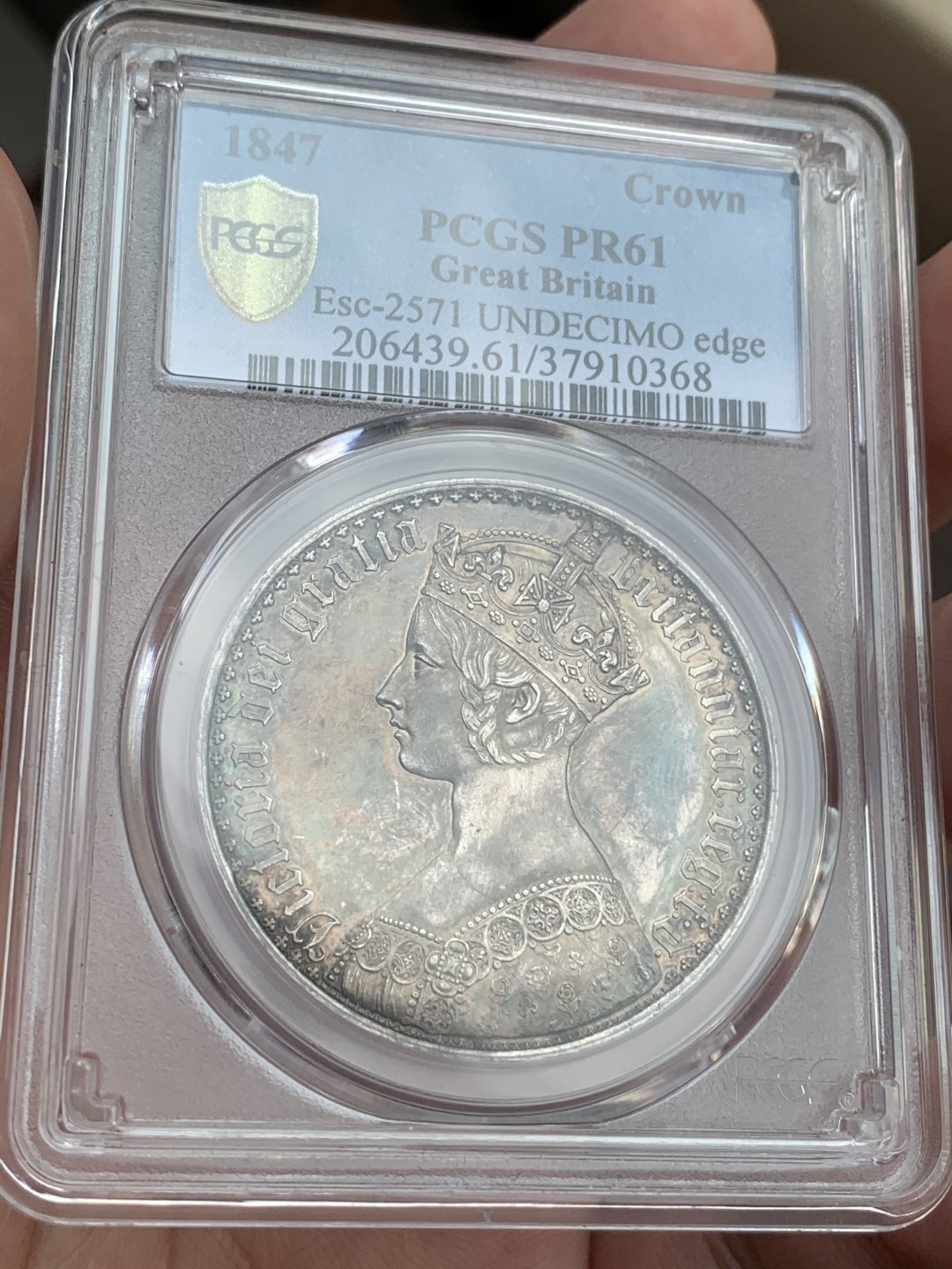 《竞宝斋》第71场-本周日，周一2场连拍（全场不限金额包邮） 最美钱币 PCGS-PR61 英国1847年 维多利亚女王 哥特体克朗 五彩包浆  精美的花纹 钱币爱好者的理想藏品