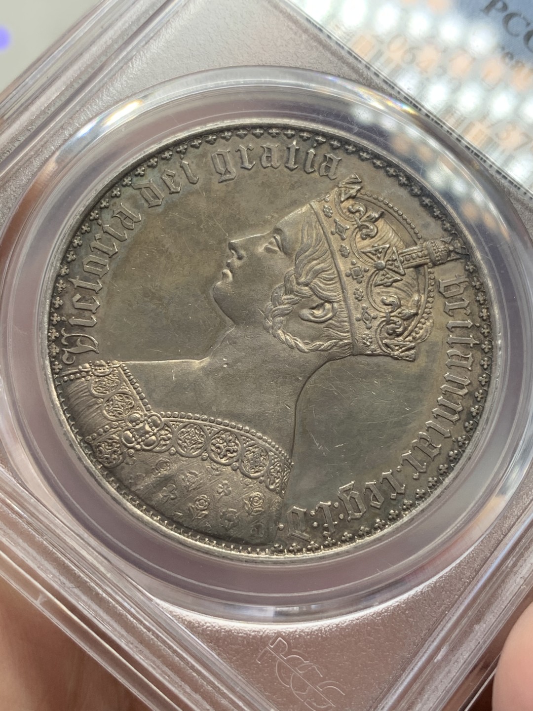 《竞宝斋》第71场-本周日，周一2场连拍（全场不限金额包邮） 最美钱币 PCGS-PR61 英国1847年 维多利亚女王 哥特体克朗 五彩包浆  精美的花纹 钱币爱好者的理想藏品