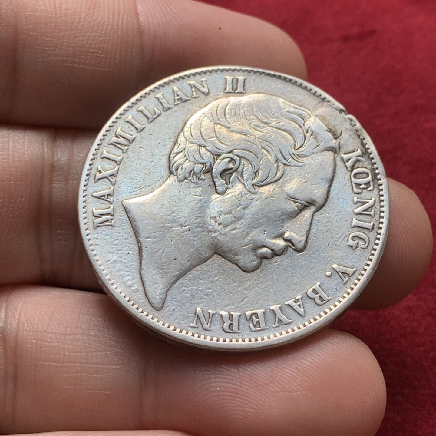 《竞宝斋》第71场-本周日，周一2场连拍（全场不限金额包邮） 1855年巴伐利亚马克西米利安2盾大银币，做过首饰有焊点。