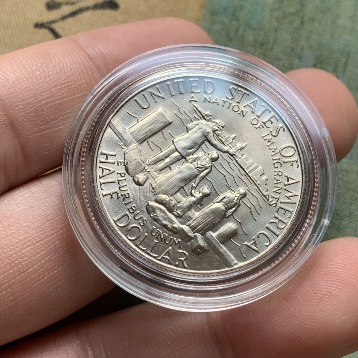 《竞宝斋》第71场-本周日，周一2场连拍（全场不限金额包邮） MS级别完美品 美国 1986年 自由女神精神一美元半美元 造币厂原盒原证套币  包含一银一镍两枚 币的底板状态完美 无氧化白斑等缺陷 盒子里里外外保存完好 证书齐全