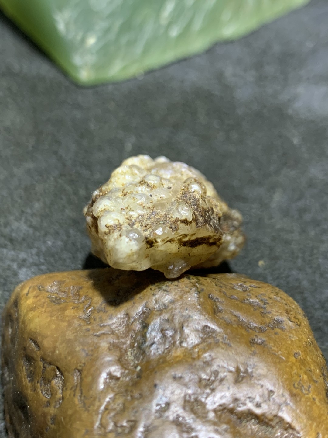 精美戈壁鱼籽纹筋脉石原石一颗，