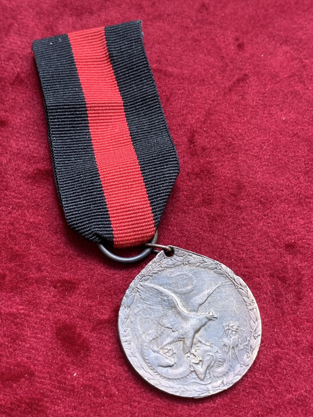 《竞宝斋》第71场-本周日，周一2场连拍（全场不限金额包邮） 德国·八国联军镇压义和团勋章 代表德国的老鹰正在蹂躏代表大清的龙 这几年暴涨品种 该章去年62分成交价10000+