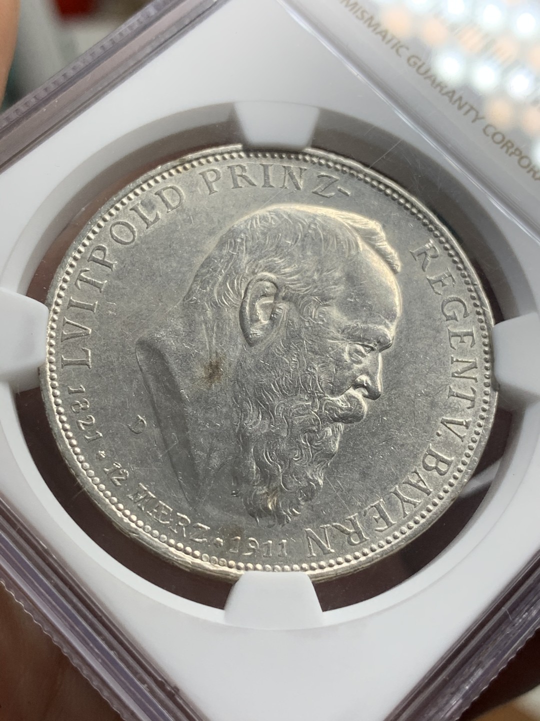 《竞宝斋》第71场-本周日，周一2场连拍（全场不限金额包邮） NGC MS60 德国 巴伐利亚 1911年 90大寿 5马克 细节好 白净