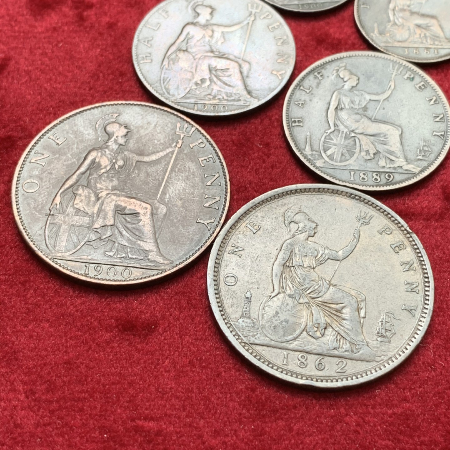 《竞宝斋》第71场-本周日，周一2场连拍（全场不限金额包邮） 英国维多利亚女王时期1862-1900年青年/披纱两版1法新、1/2便士、1便士三铜板2套6枚 裸币佳品